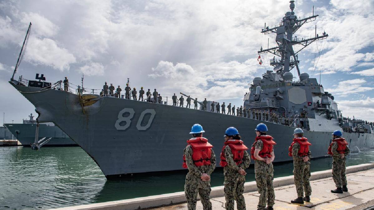 El destructor norteamericano USS Roosvelt en la Base de Rota, en Cádiz.