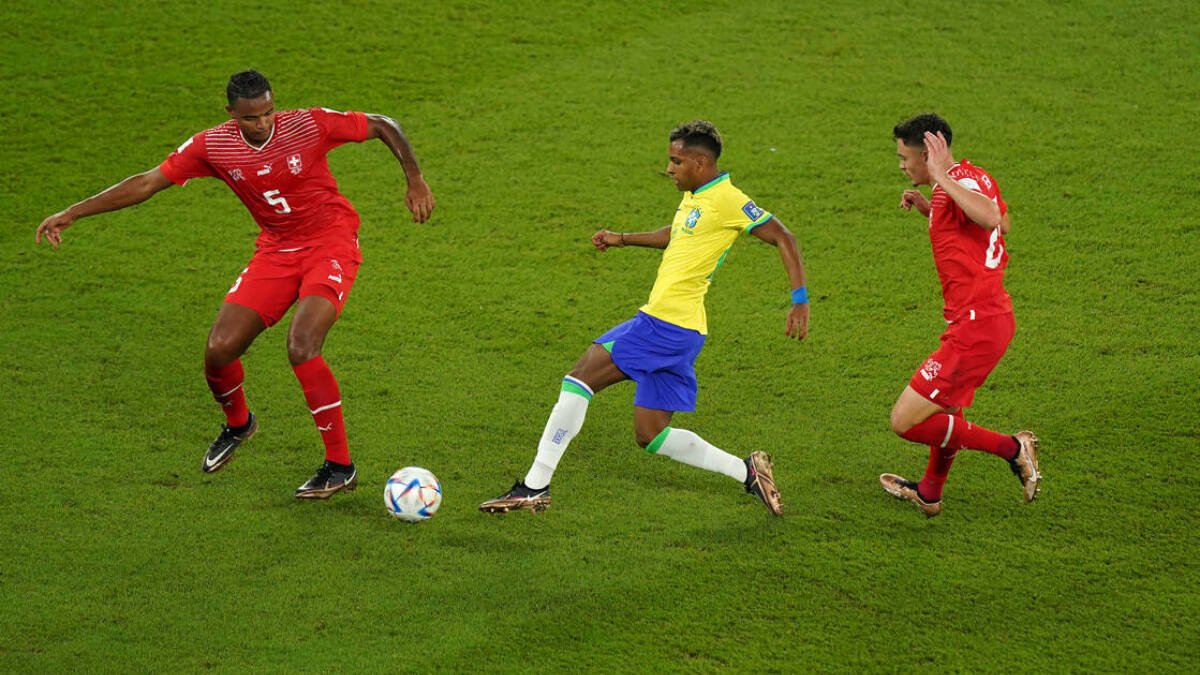 Rodrygo disputa un balón ante Suiza en el segundo partido del Grupo G