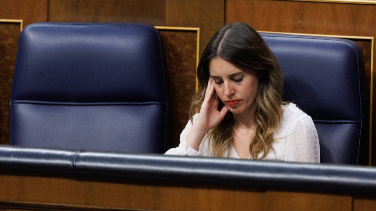 La ministra de Igualdad, Irene Montero, durante una sesión plenaria en el Congreso de los Diputados