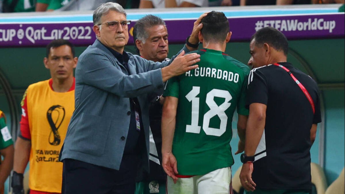 Martino, consolando al lesionado Guardado, en el partido ante Argentina.