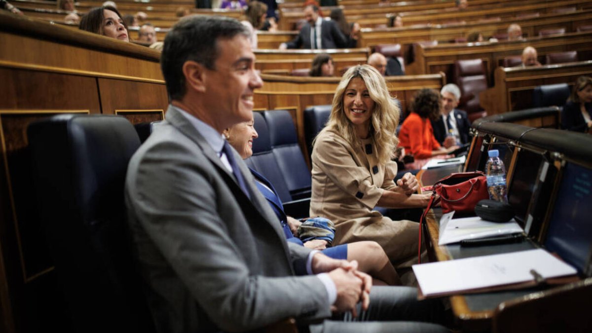 Pedro Sánchez y Yolanda Díaz sentados en sus escaños en un momento de la última sesión de control al Gobierno en el Congreso