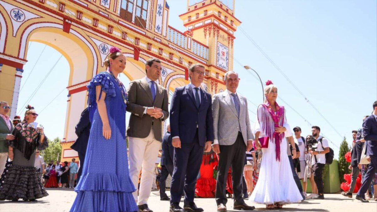 El candidato José Luis Sanz (PP), junto al líder del PP, Alberto Núñez Feijóo, y el presidente de la Junta, Juanma Moreno, en la Feria de Abril.