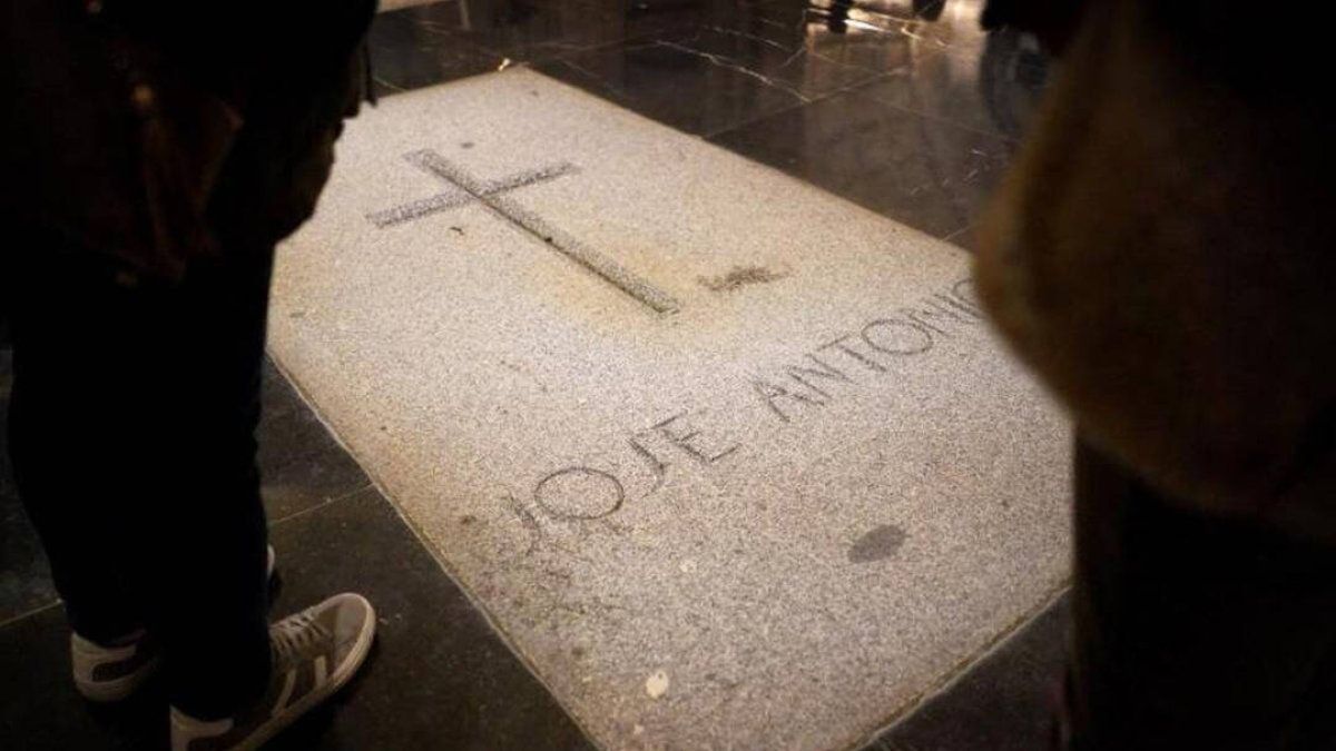 Imagen de archivo de la lápida de José Antonio Primo de Rivera en la basílica del Valle de los Caídos