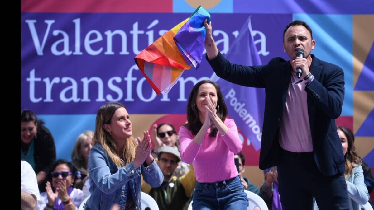 El candidato de Podemos a la Alcaldía de Madrid, Roberto Sotomayor, interviene durante el acto de campaña 'Valentía y Orgullo para transformar Madrid', en la Plaza Pedro Zerolo en Madrid