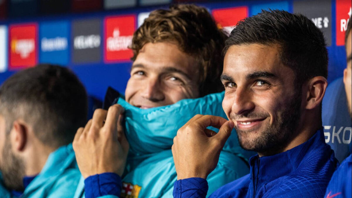 Marcos Alonso y Ferrán Torres, en el banquillo de Cornellá.