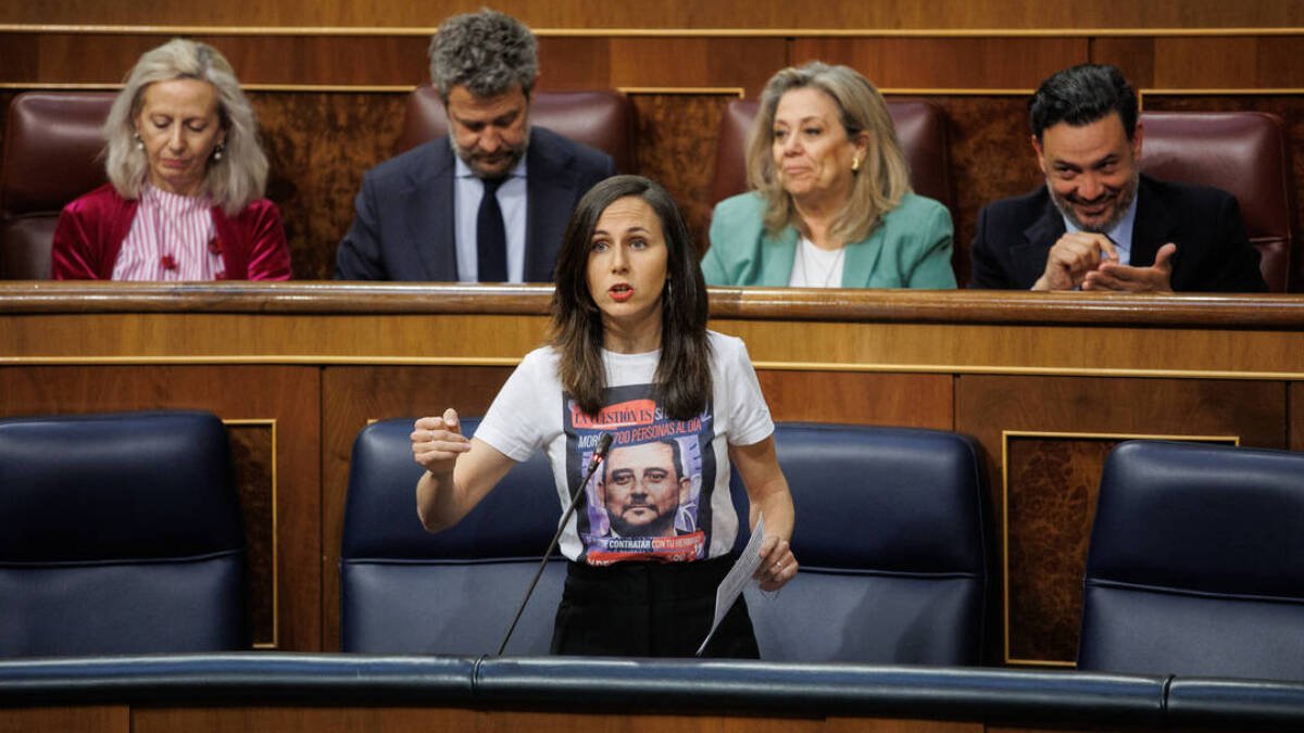 La ministra de Derechos Sociales y secretaria general de Podemos, Ione Belarra, interviene en el Congreso con la camiseta con la foto del hermano de Isabel Díaz Ayuso.