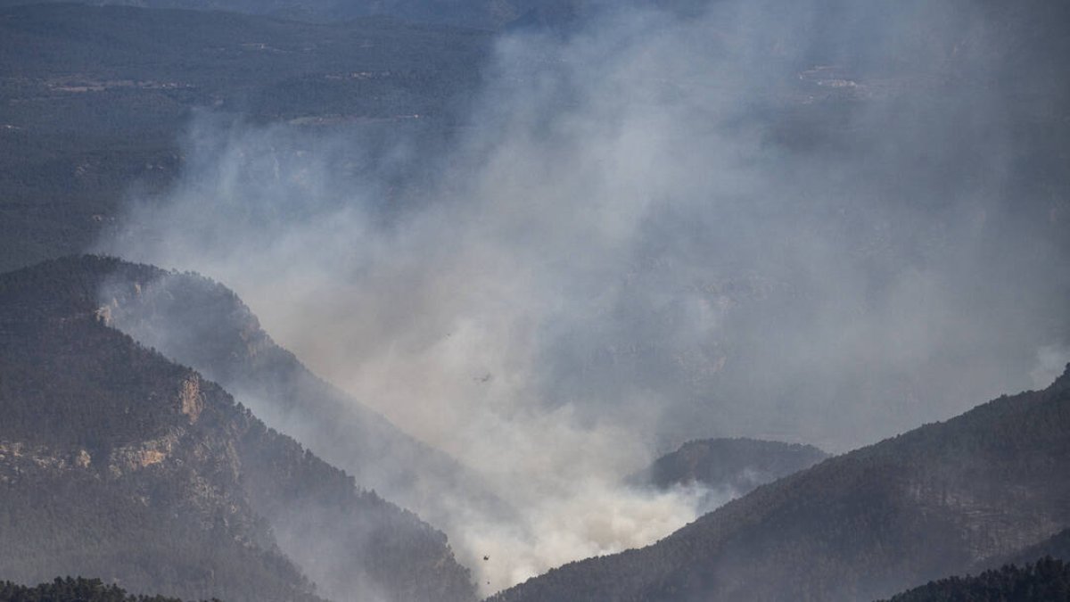 Columnas de humo en el barranco de la Maigmona, donde está ahora el foco más peligroso del incendio forestal