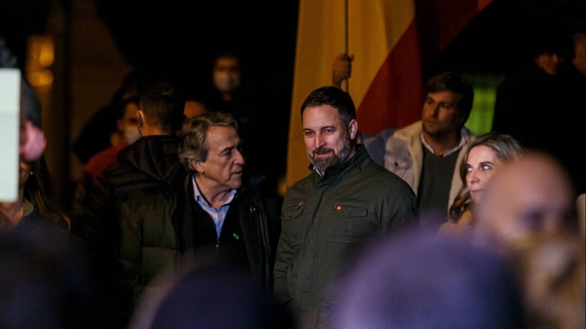 Hermann Tertsch, junto a Santiago Abascal, en una fotografía reciente.