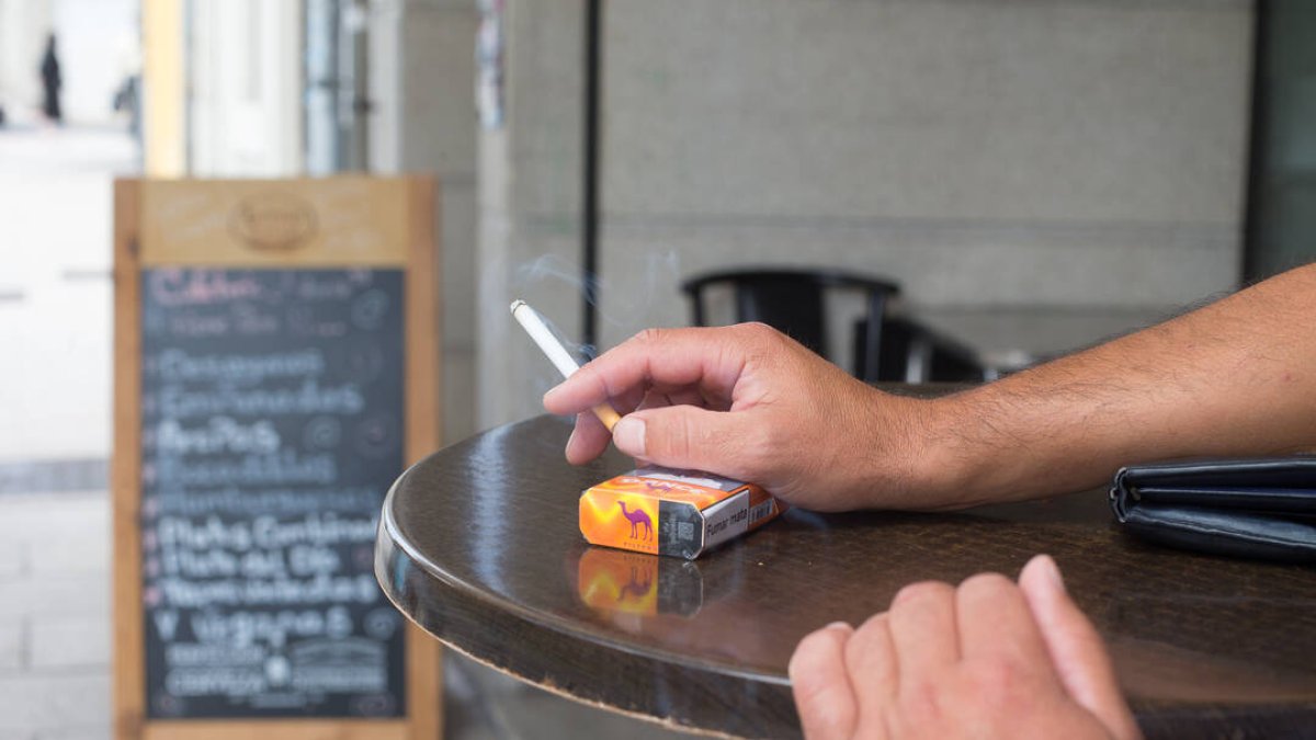 Imagen archivo de una persona fumando en una terraza - EUROPA PRESS