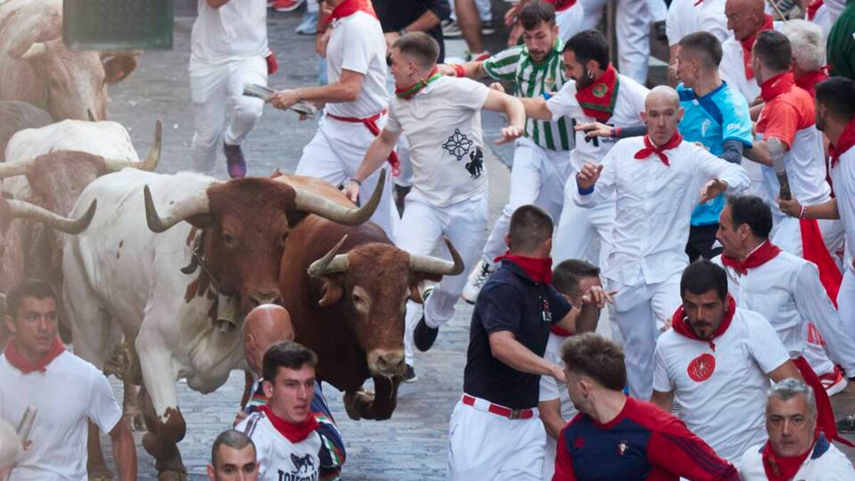 Un momento del tercer encierro de San Fermín.