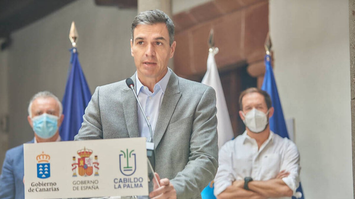 Pedro Sánchez con el presidente de Canarias, Ángel Víctor Torres y el presidente del Cabildo de La Palma, Mariano Hernández Zapata.