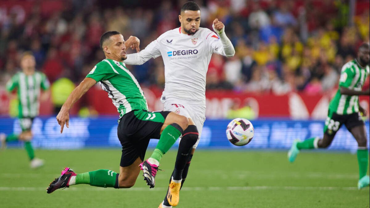 Luiz Felipe, con la camiseta del Betis, disputa un balón con Youssef En-Nesyri en el último derbi sevillano.