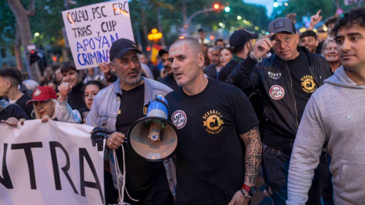 Daniel Esteve al inicio de la manifestación convocada por Desokupa contra Ada Colau en la Plaza Universidad