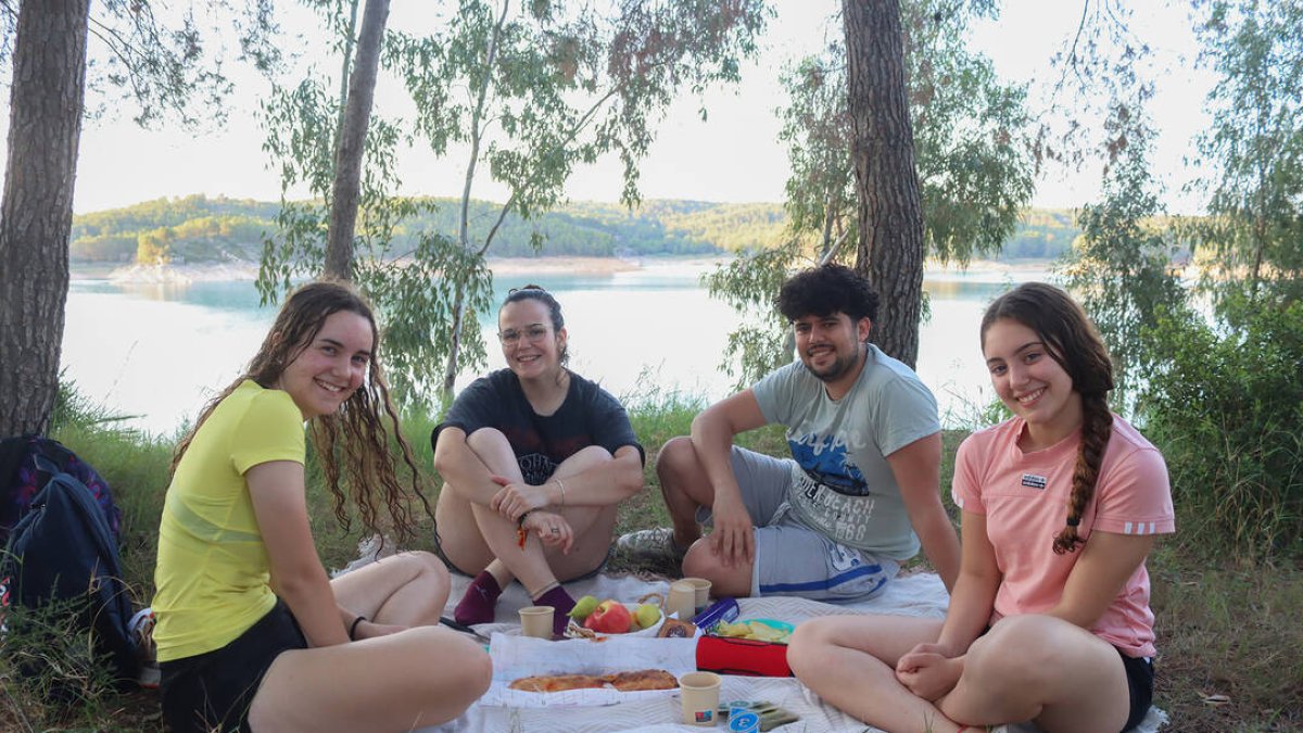 Grupo de jóvenes en el pantano de Sichar, Onda - AYUNTAMIENTO DE ONDA