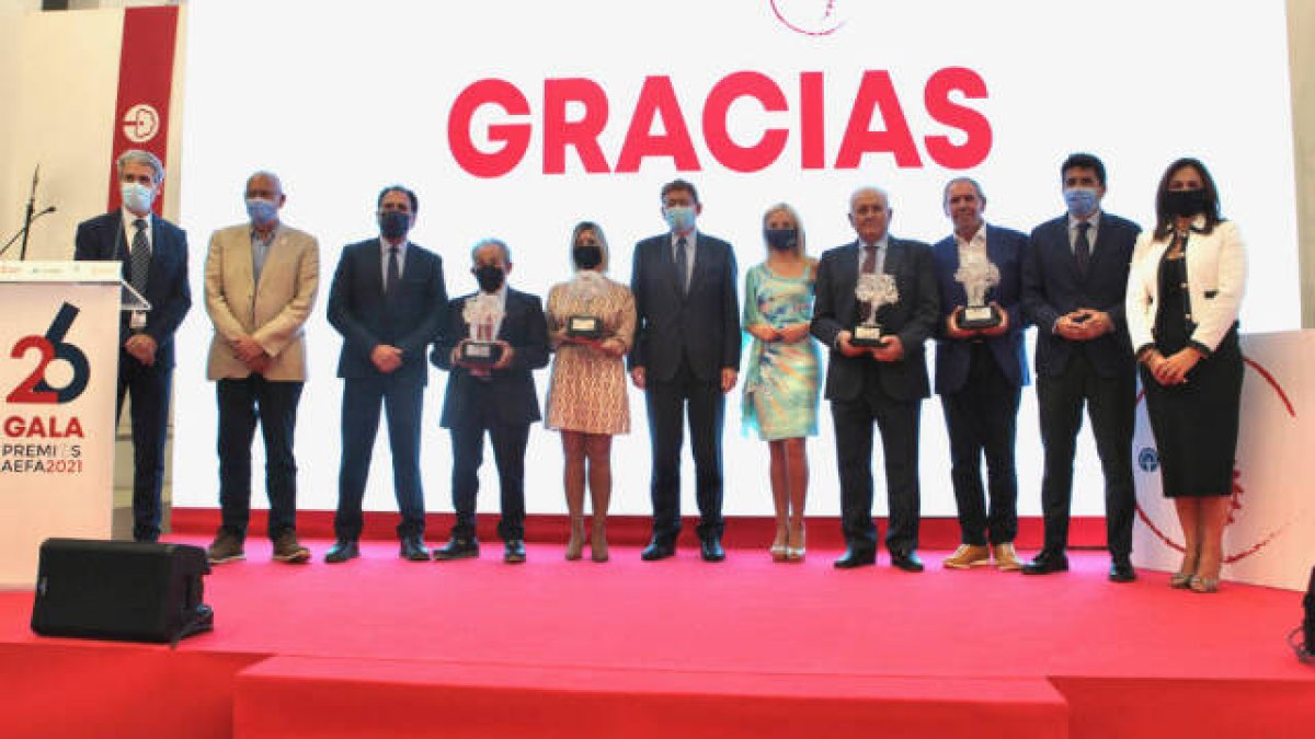 Los premiados junto al presidente Ximo Puig, Carlos Mazón y dirigentes de AEFA