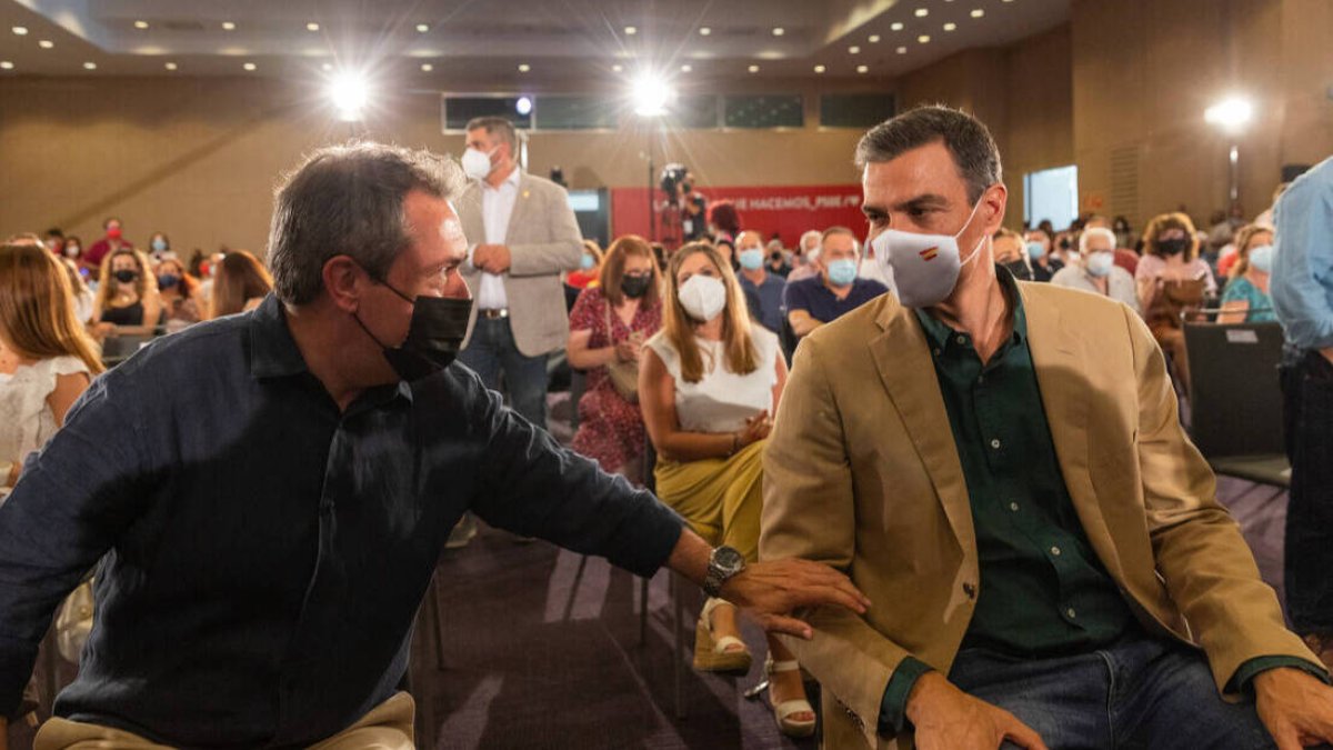 El secretario general del PSOE y presidente del Gobierno, Pedro Sánchez, con el alcalde de Sevilla y secretario regional, Juan Espadas.