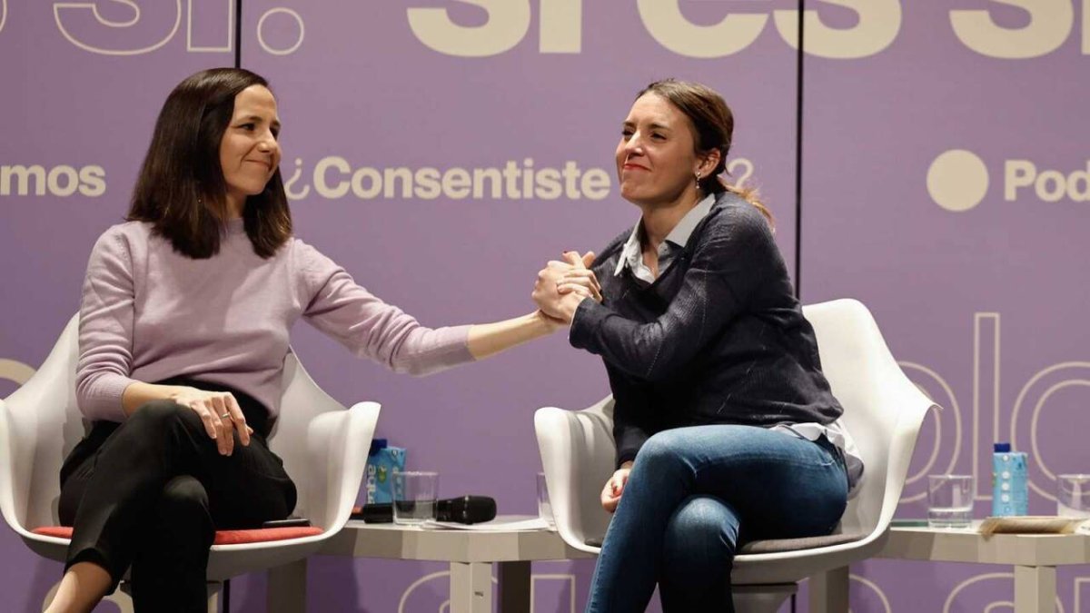 Ione Belarra, líder de Podemos, junto a Irene Montero