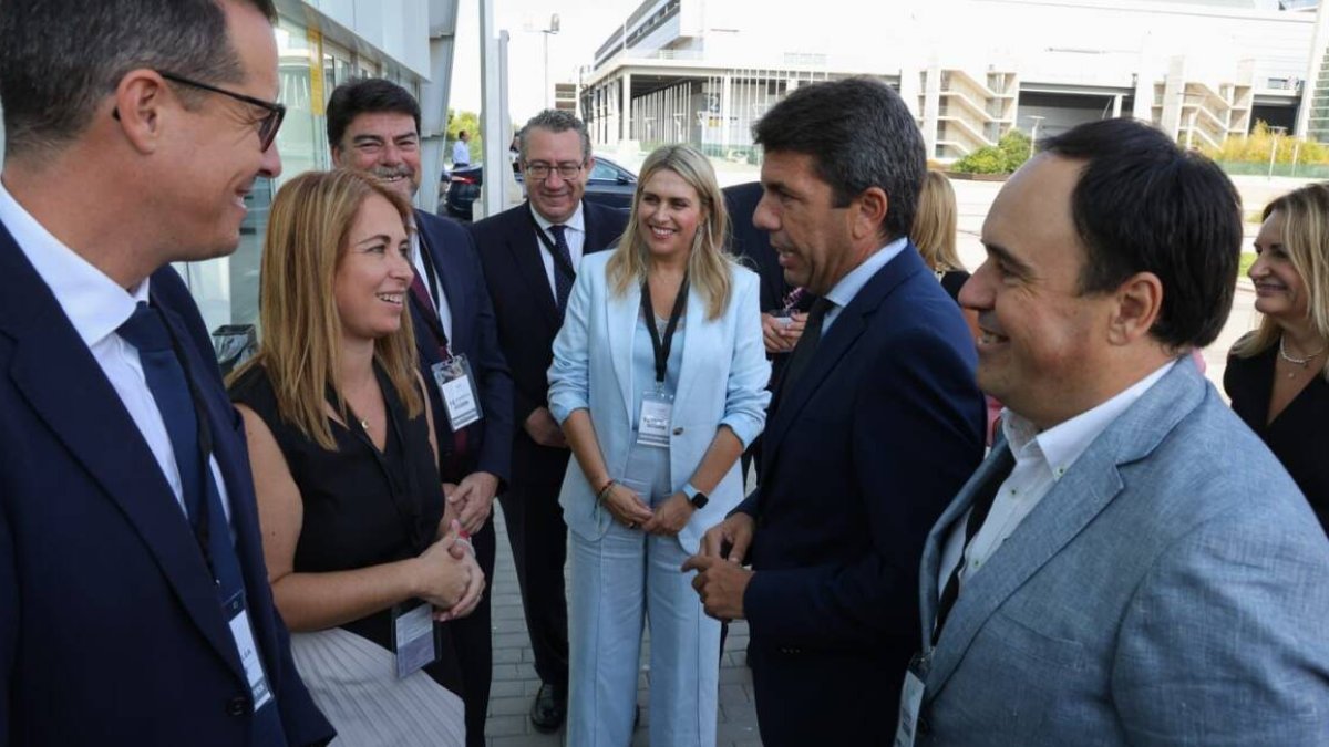 Carlos Mazón, president de la Generalitat, junto a los presidentes de las tres diputaciones, saludando a la nueva presidenta de la FVMP, Rocío Cortés - GVA