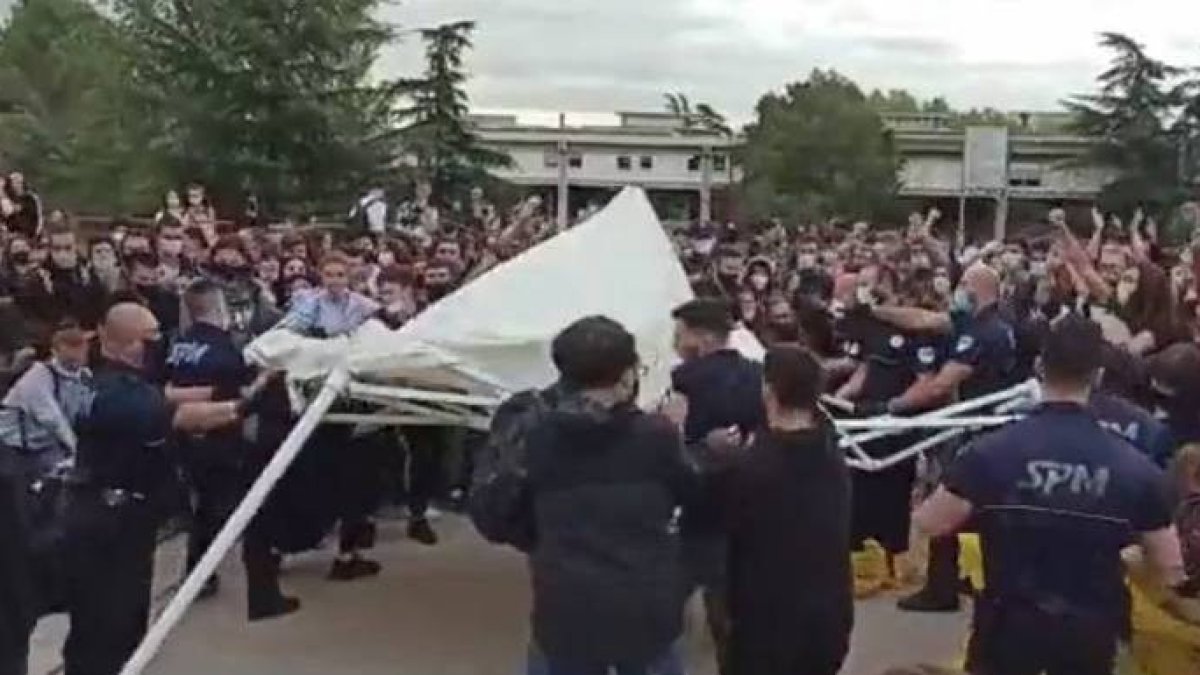 Momento del ataque de los violentos independentistas.