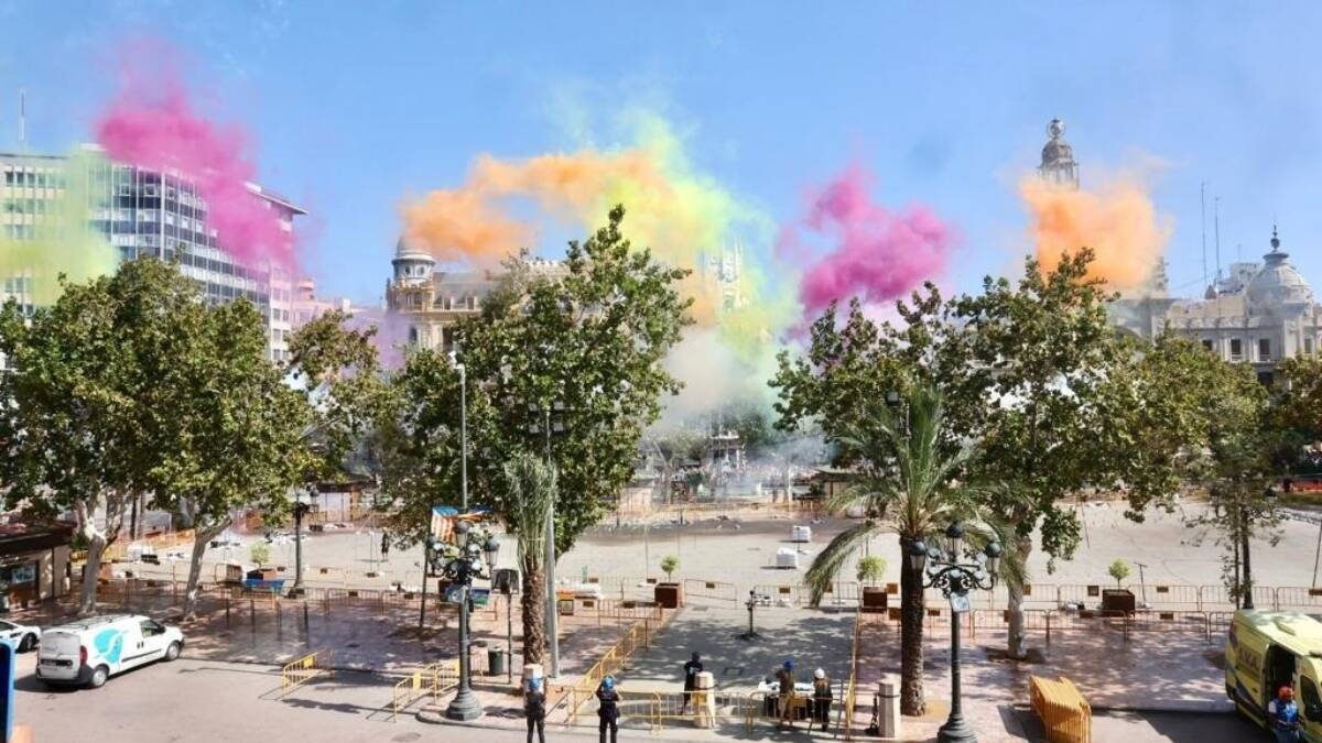 'Mascletà' en la plaza del Ayuntamiento de Valencia