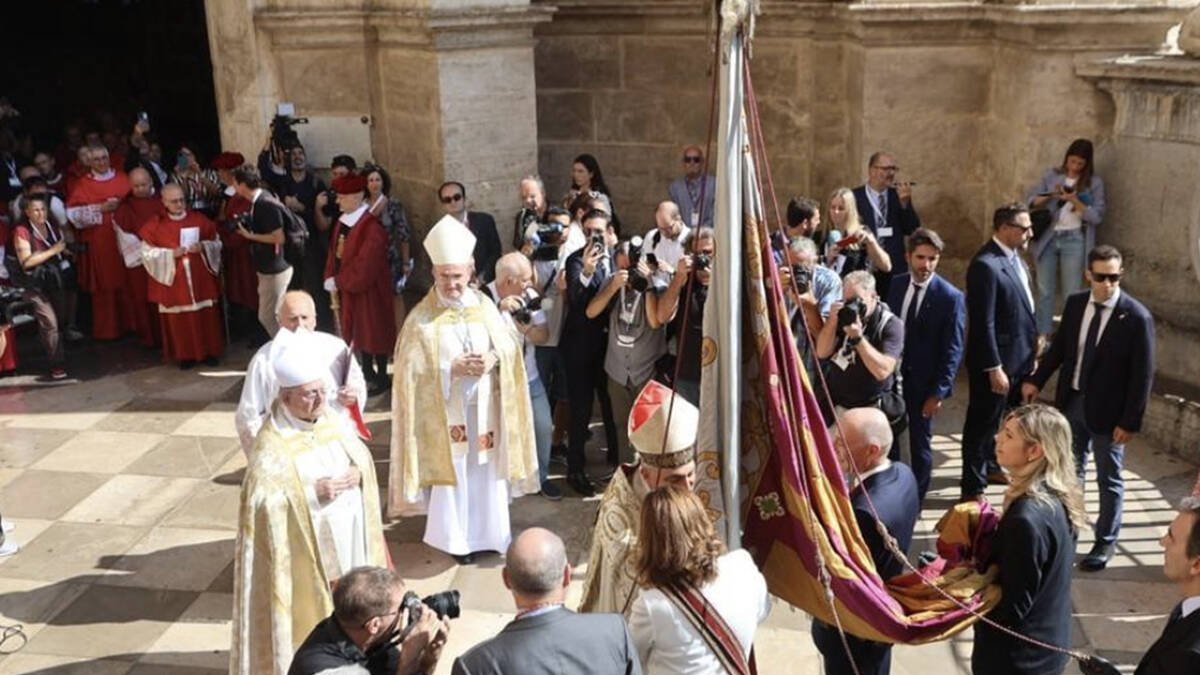 La Real Senyera vuelve a la Catedral