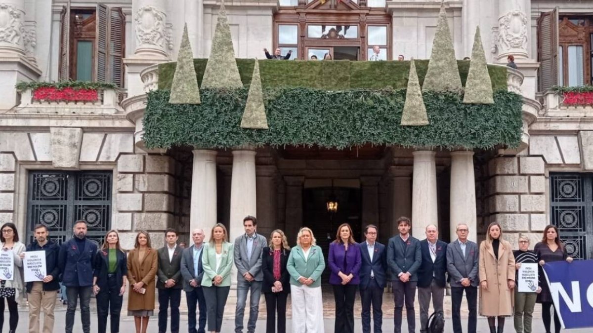 Los grupos políticos del Ayuntamiento de Valencia guardan un minuto de silencio para la mujer asesinada a manos de su pareja en Sagunt