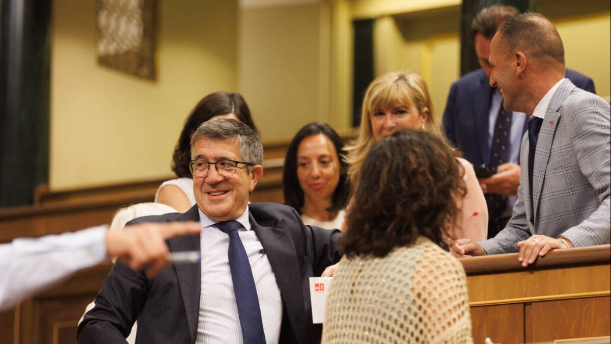 Patxi López, antes de comenzar la Sesión Constitutiva de la XV Legislatura en el Congreso de los Diputados.