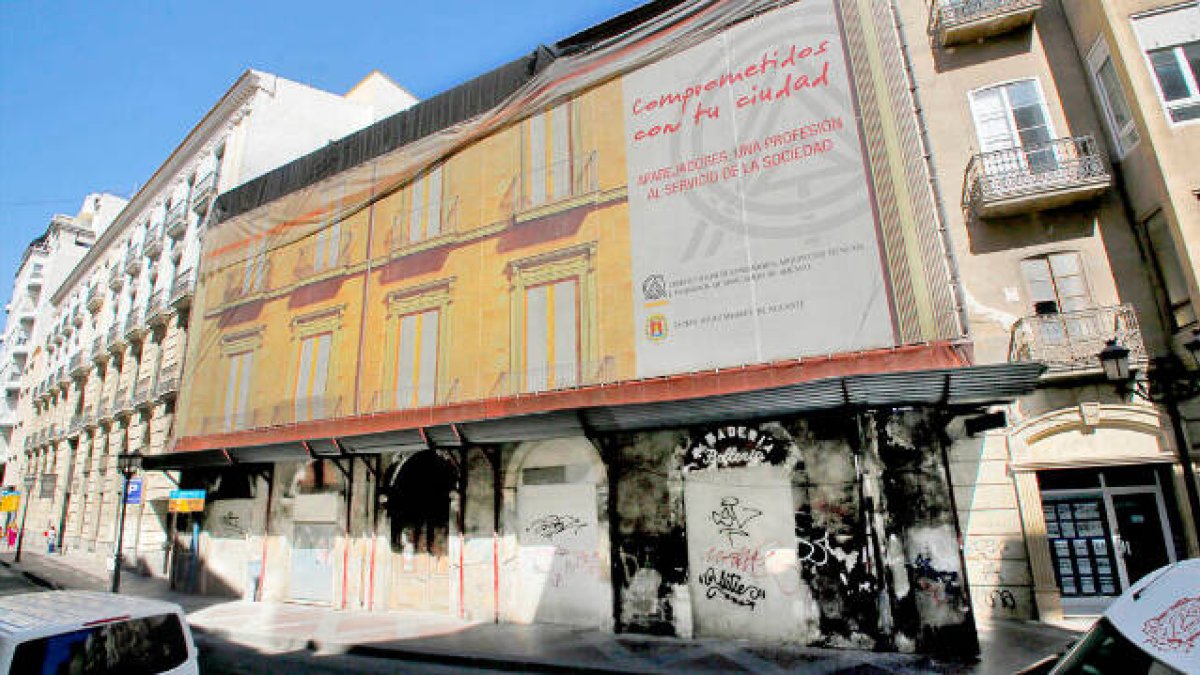 Emblemático edificio del Colegio de Aparejadores de la calle rafael Altamira de Alicante