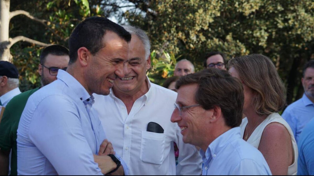 Almeida en el acto de hispanos del PP