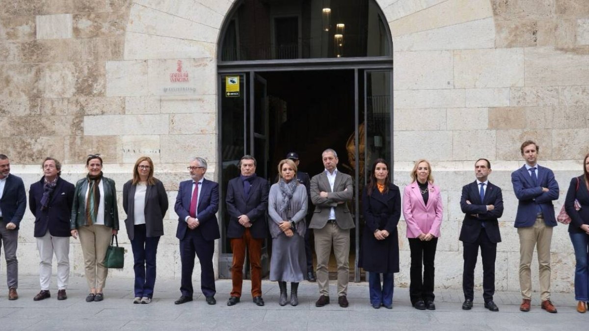 Minuto de silencio en el Palau de la Generalitat - GVA