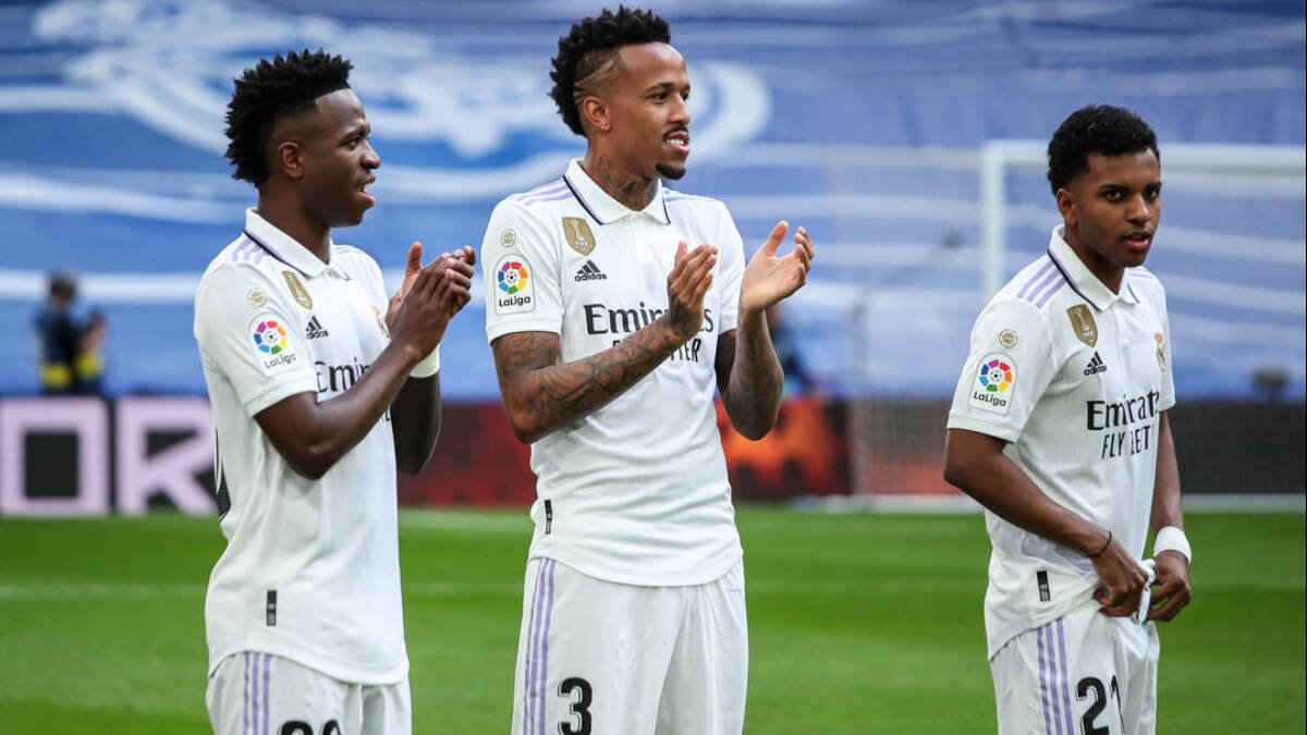 Militao, en el centro de la imagen, con sus compatriotas Vinicius y Rodrygo.