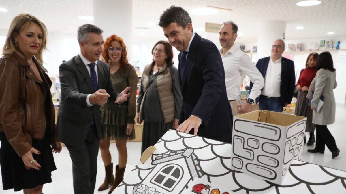 El president de la Generalitat, Carlos Mazón, en su visita al Instituto Tecnológico de Producto Infantil y Ocio (AIJU) - GVA