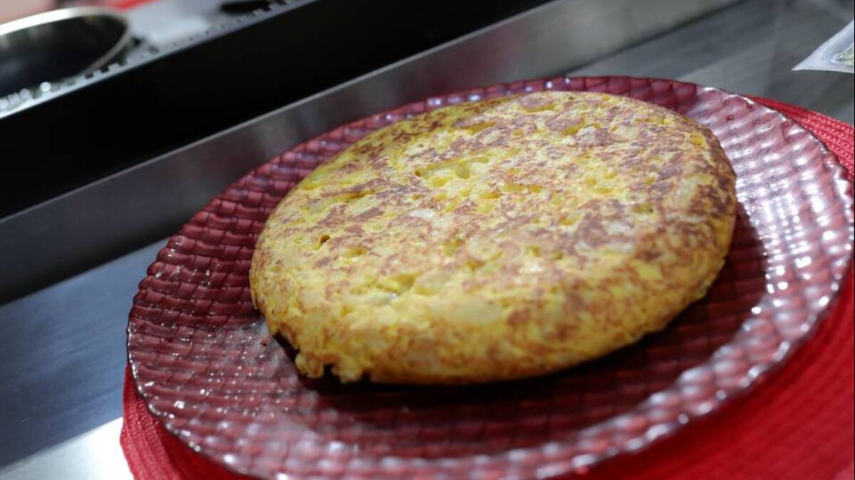 Una tortilla de patatas lista para ser consumida en un bar.