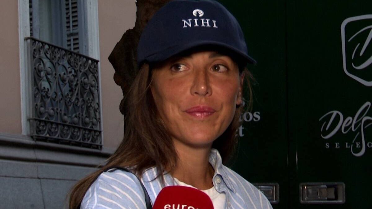 Tamara, con la gorra del lujoso hotel de Indonesia a su llegada a Madrid, mientras en Instagram hace creer que ahora está en la Polinesa Francesa. Europa Press.