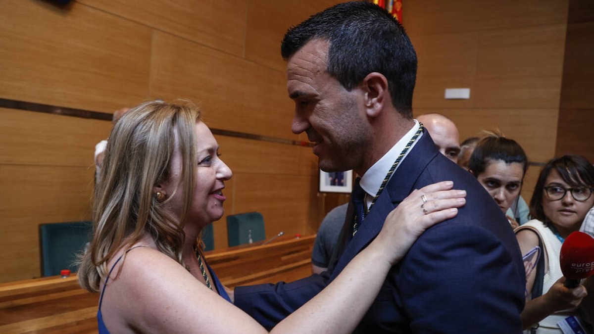 La diputada por Ens Uneix Natàlia Enguix, saluda al nuevo presidente de la Diputación de Valencia, Vicent Mompó, durante el pleno de constitución de la corporación para la legislatura 2023-27 - EUROPA PRESS