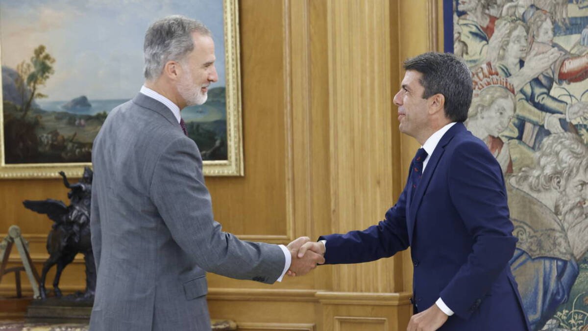 El Rey Felipe VI y el presidente de la Generalitat Valenciana, Carlos Mazón.