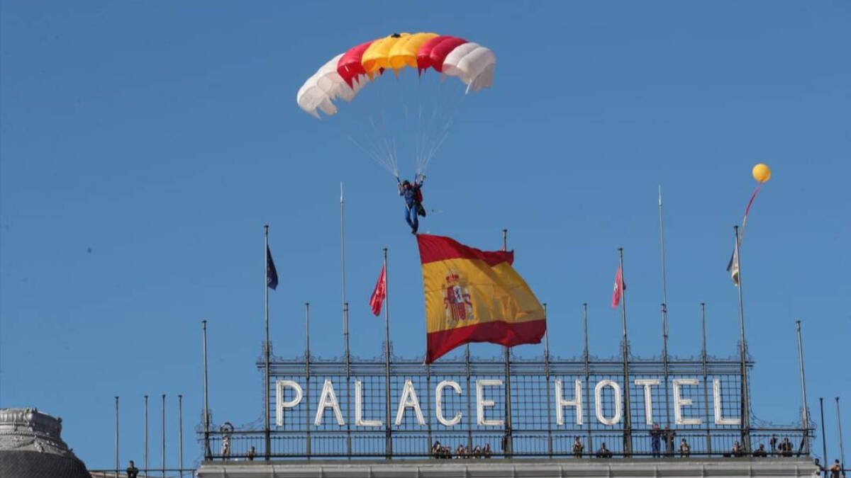 María del Carmen Gómez Hurtado salta con la bandera de España el 12 de Octubre