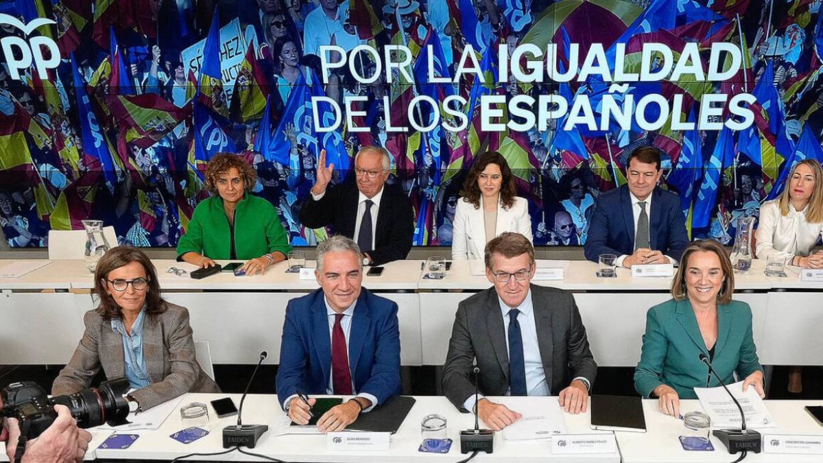 La dirección del PP reunida, junto a los barones territoriales, en la sede del partido