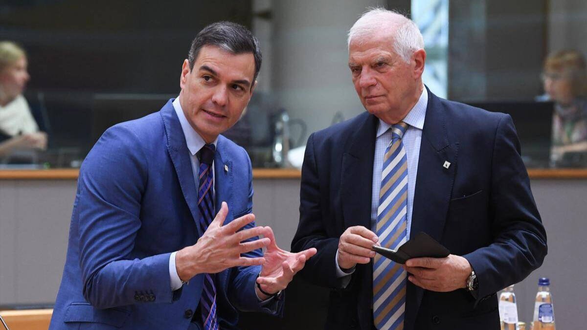 Josep Borrell con Pedro Sánchez