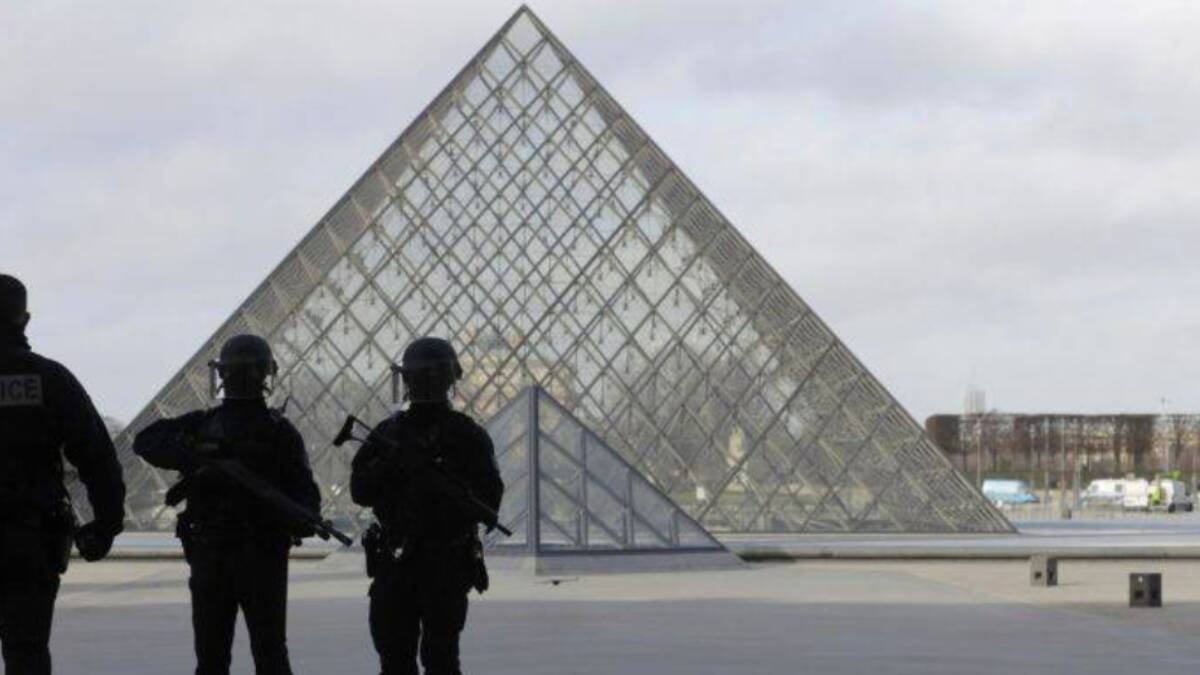 Las medidas de seguridad se han extremado en todo el país. En la imagen, soldados frente a la pirámide del museo