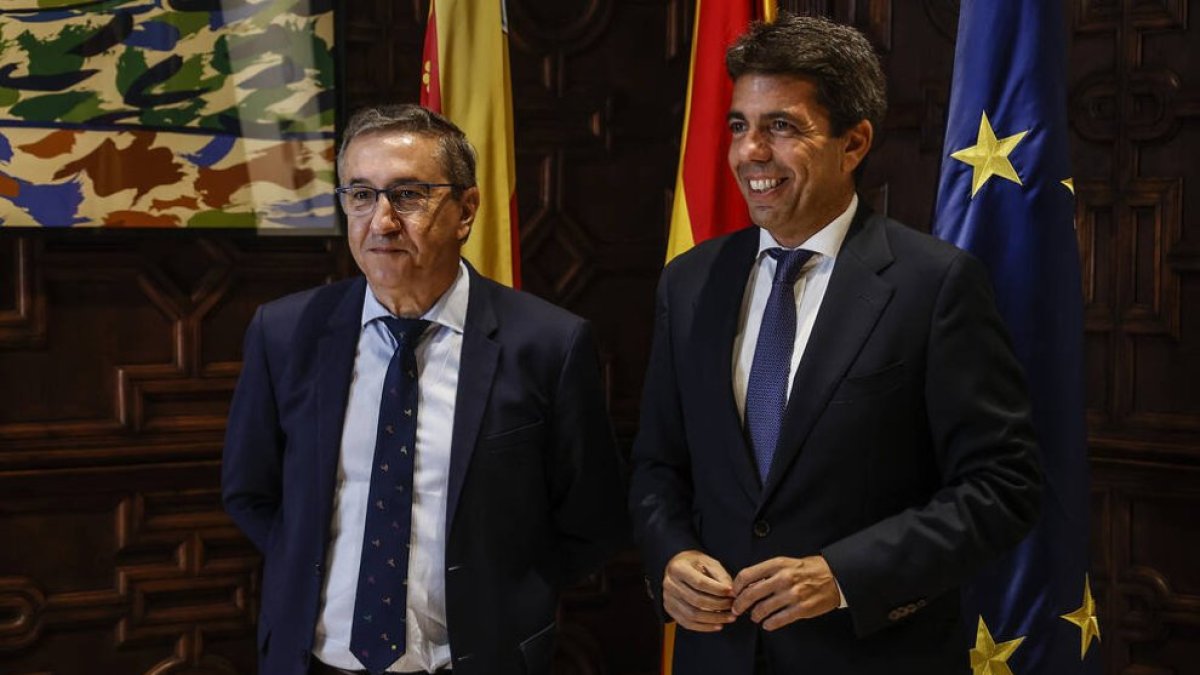 El conseller de Educación, Universidades y Empleo, José Antonio Rovira y el presidente de la Generalitat valenciana, Carlos Mazón