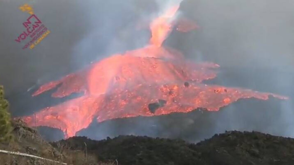 Desborde de la colada de lava en el cono principal. Foto: Involcán