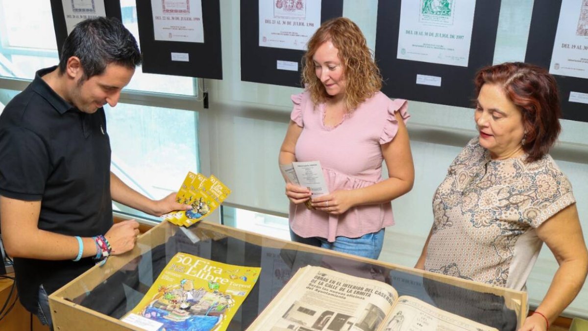 El concejal de Cultura, Archivos y Bibliotecas, Aitor Sánchez, con todos los carteles de la Fira del Llibre de Torrent - AJUNTAMENT DE TORRENT