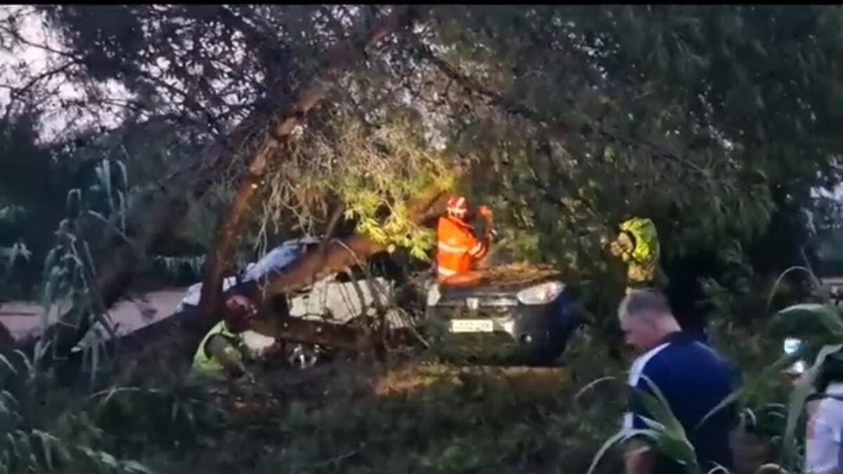 Bomberos rescatan dos coches atrapados en Nules.