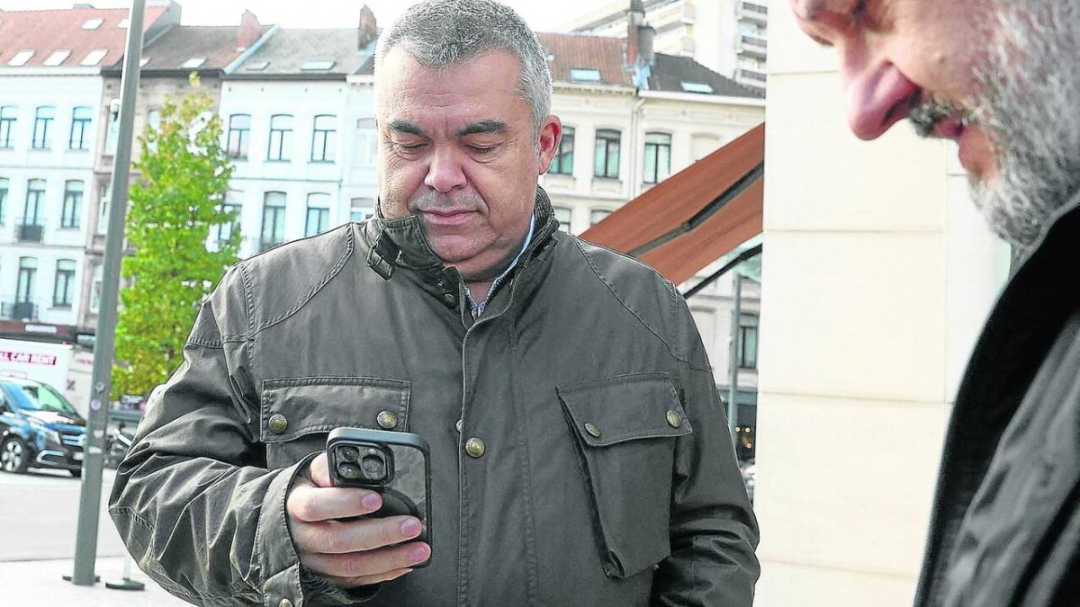 El número tres del PSOE, frente al hotel de Bruselas en el que se aloja desde hace días.