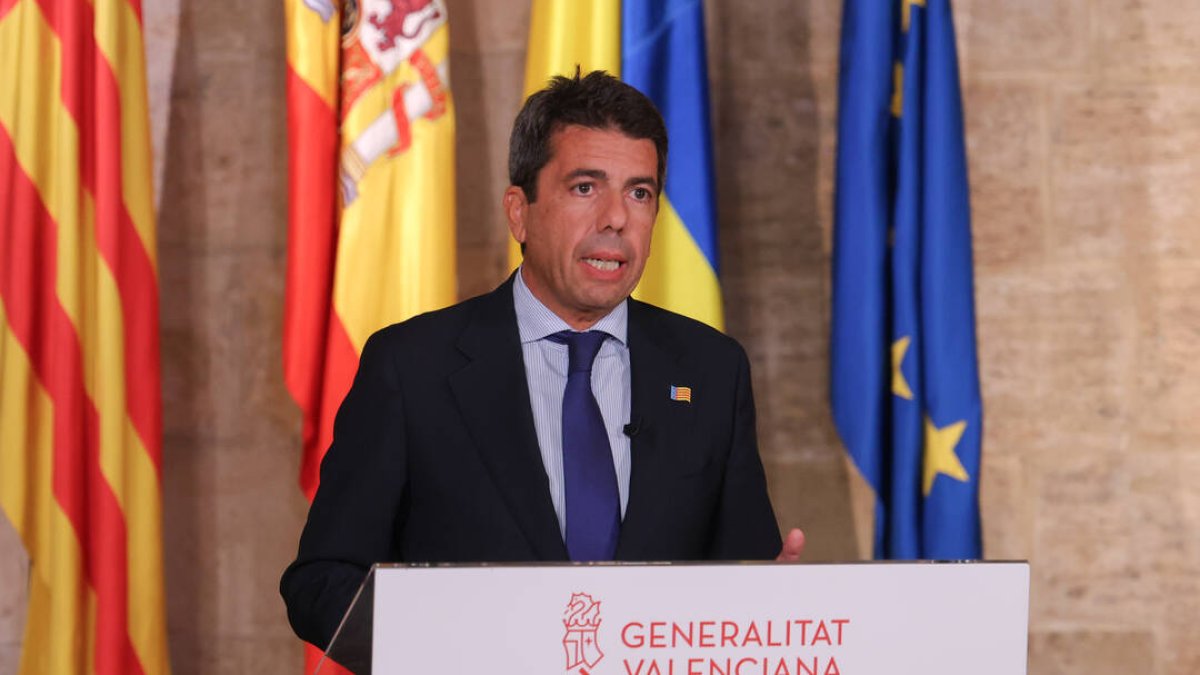 Carlos Mazón durante la lectura de una declaración institucional.