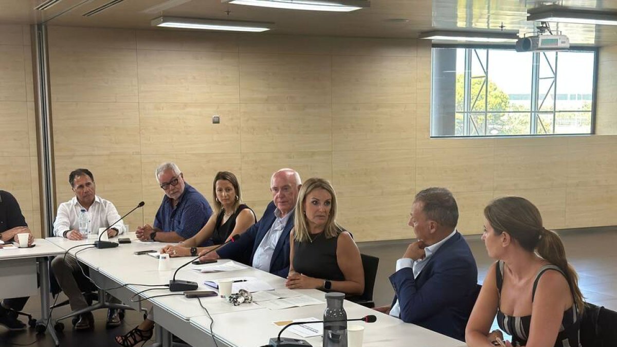 La consellera durante la reunión con representantes empresariales de Alicante