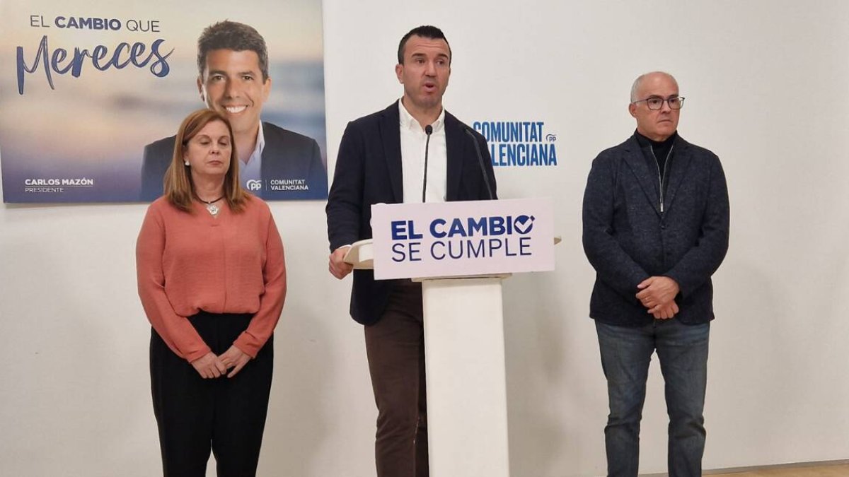 Vicente Mompó, presidente de la Diputación de Valencia, comparece ante los medios junto a la vicepresidenta de la Diputación, Reme Mazzolari y el diputado nacional, Fernando de Rosa