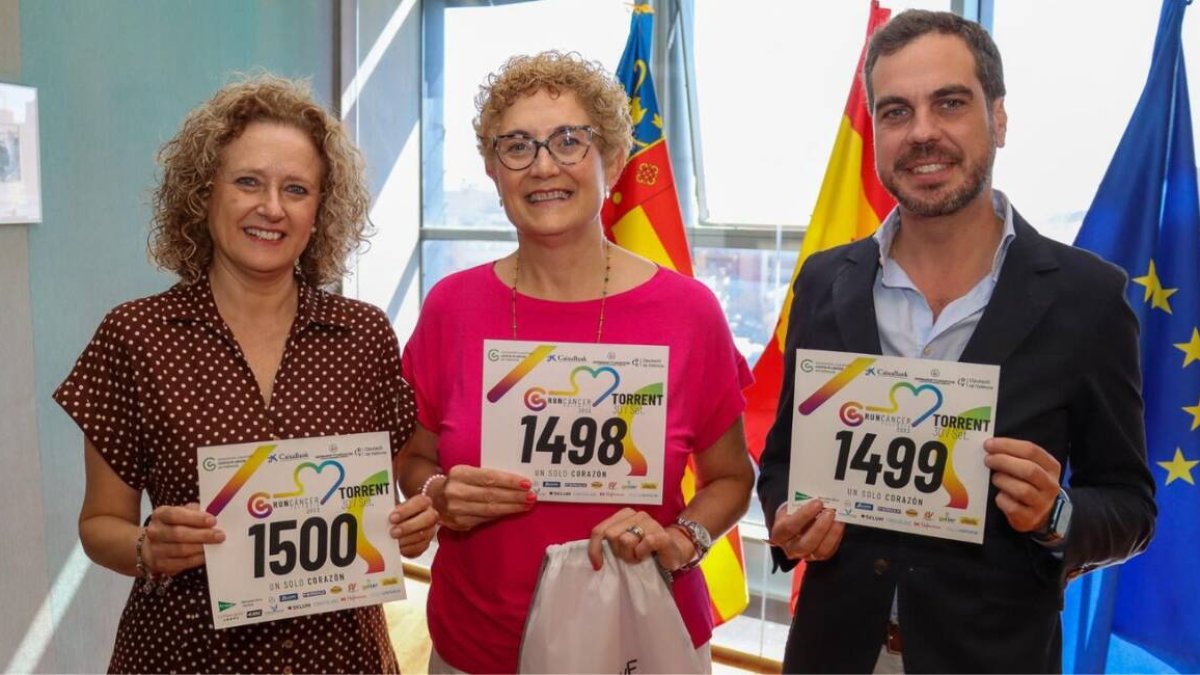 Amparo Folgado, alcaldesa de Torrent, y Guillermo Alonso del Real, concejal de Deportes, junto a la presidenta de la AECC Torrent, Amparo Almerich - AJUNTAMENT DE TORRENT