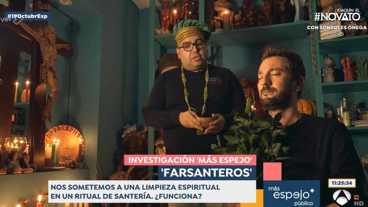 Diego Revuelta se somete a una limpieza espiritual en 'Espejo Público'.